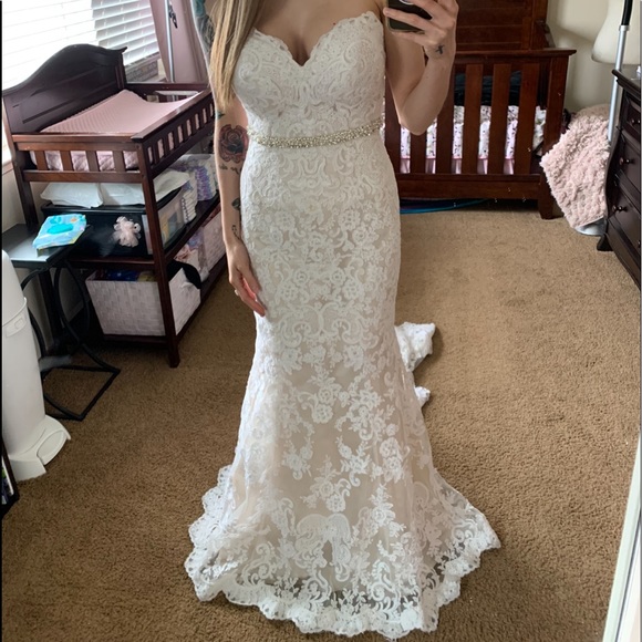 ⭐️ HOST PICK ⭐️Allure Wedding Dress C387 - Picture 2 of 12